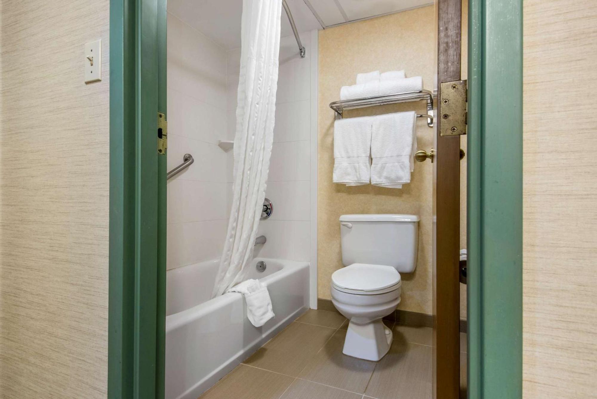 Hotel Quality & *